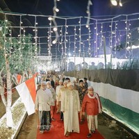 Pernikahan tema Palestina ini mulai viral berawal dari unggahan akun TikTok @ayidh_mua. Dalam video yang diunggah terlihat, mulai dari pintu masuk sudah ada bendera Indonesia dan Palestina. Ada dua jalur di pintu masuk utama acara pernikahan, yaitu jalur pria dan wanita. Terdapat hiasan lampu dan karpet merah pada area masuk pernikahan.🥰belum bisa move on pernikahan terniat dan termegah di pengujung 2023 pengantin perempuannya juga hafidzoh masyallah #fup #qyzbca #alaziziyahsebaneh, tulis keterangan @ayidh_mua dalam unggahannya. Foto: Dok. Permana Fotografer.