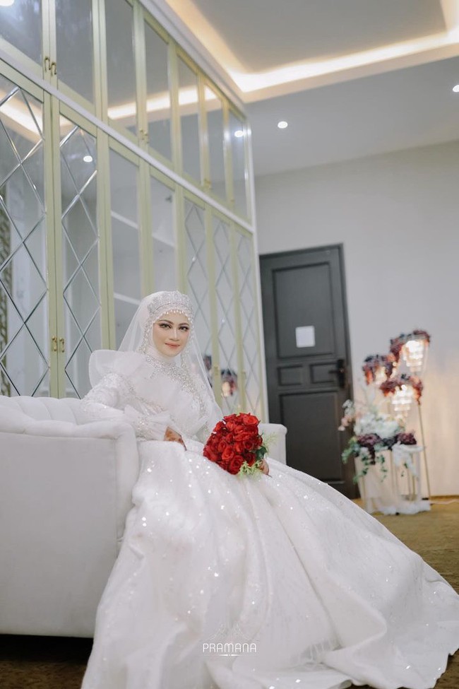 Akun TikTok @ayidh_mua mengaku dirinya merupakan perias pengantin wanita di acara pernikahan viral bertema Palestina tersebut. Pernikahan tema Palestina area pintu masuk jalur laki dan perempuan berbeda. Prepare kita masuk ke kamar pengantin, Masya Allah dekorasi kamarnya. Lah udah jadi aja pengantinku, tulis @ayidh_mua. Foto: Dok. Permana Fotografer. Foto: Dok. Permana Fotografer.