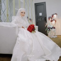 Akun TikTok @ayidh_mua mengaku dirinya merupakan perias pengantin wanita di acara pernikahan viral bertema Palestina tersebut. Pernikahan tema Palestina area pintu masuk jalur laki dan perempuan berbeda. Prepare kita masuk ke kamar pengantin, Masya Allah dekorasi kamarnya. Lah udah jadi aja pengantinku, tulis @ayidh_mua. Foto: Dok. Permana Fotografer. Foto: Dok. Permana Fotografer.