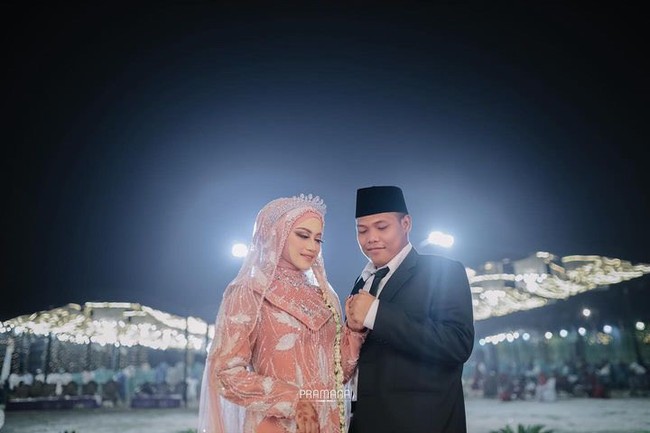 Pernikahan Ning Eva digelar pada 25 Desember 2023 di halaman Pondok Pesantren Raudhatul Mutaallimin Al-Aziziyah 2 Desa Sebaneh Kecamatan Bancaran Kabupaten Bangkala, Madura, Jawa Timur. Banyak orang bilang bagus dan terniat sekali acara pernikahan berkonsep Palestina. Pendapat saya sendiri kenapa berkonsep Palestina agar kita tetap ingat penderitaan saudara muslim di sana meskipun dalam keadaan berbahagia. Dan ada kata-kata yang dikutip di kopi Sebaneh, jelasnya. Foto: Dok. Permana Fotografer.