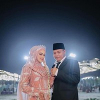 Pernikahan Ning Eva digelar pada 25 Desember 2023 di halaman Pondok Pesantren Raudhatul Mutaallimin Al-Aziziyah 2 Desa Sebaneh Kecamatan Bancaran Kabupaten Bangkala, Madura, Jawa Timur. Banyak orang bilang bagus dan terniat sekali acara pernikahan berkonsep Palestina. Pendapat saya sendiri kenapa berkonsep Palestina agar kita tetap ingat penderitaan saudara muslim di sana meskipun dalam keadaan berbahagia. Dan ada kata-kata yang dikutip di kopi Sebaneh, jelasnya. Foto: Dok. Permana Fotografer.