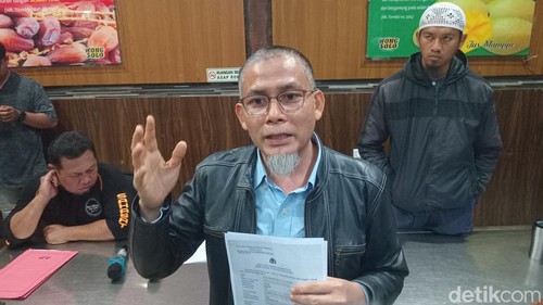 Advokat Forum Peduli Keberagaman Bali Zulfikar Ramli menunjukkan surat Laporan Polisi terhadap Arya Wedakarna alias AWK, Kamis (4/1/2024). (Foto: Aryo Mahendro/detikBali).