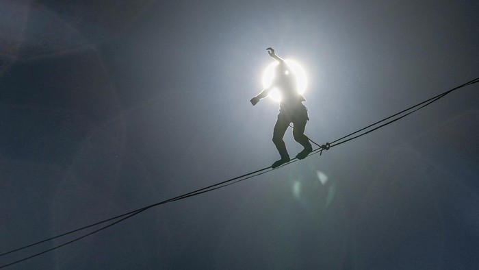French highliner Nathan Paulin walks a slackline over Bernardo O'Higgins Avenue in Santiago, Chile, Wednesday, Jan. 3, 2024. Paulin's tightrope performance kicks off the 