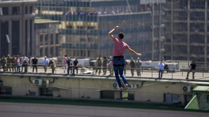 Aksi Berani Pria di Chile, Meniti Seutas Tali di Ketinggian French highliner Nathan Paulin walks a slackline over Bernardo O'Higgins Avenue in Santiago, Chile, Wednesday, Jan. 3, 2024. Paulin's tightrope performance kicks off the