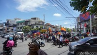 Kondisi arus lalu lintas di kawasan Tugu Pahlawan Surabaya semrawut imbas demo buruh.