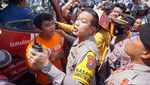 Suasana Demo Buruh di Surabaya Membuat Arus Lalin Macet