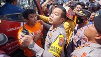 Kasat Lantas Polrestabes Surabaya AKBP Arif Fazlurrahman sempat bersitegang dengan buruh saat mereka menghentikan kendaraan di perempatan Tugu Pahlawan. Beruntung suasana segera mencair.