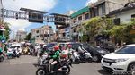 Suasana Demo Buruh di Surabaya Membuat Arus Lalin Macet