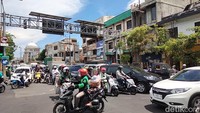 Pengguna jalan kebingungan saat terjebak macet dampak aksi demo buruh. Perang klakson terjadi dampak protes kemacetan.