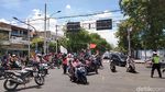 Suasana Demo Buruh di Surabaya Membuat Arus Lalin Macet