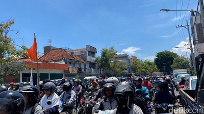 Suasana Demo Buruh di Surabaya Membuat Arus Lalin Macet