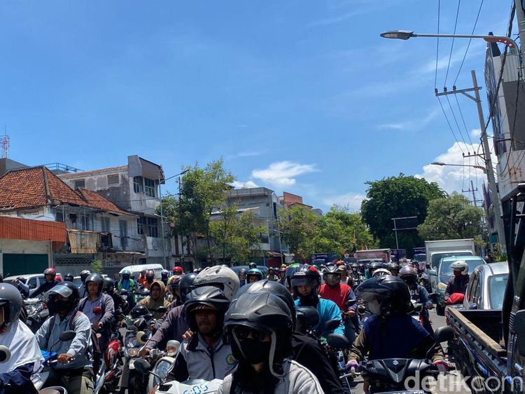 Suasana Demo Buruh di Surabaya Membuat Arus Lalin Macet