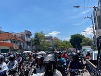 Suasana Demo Buruh di Surabaya Membuat Arus Lalin Macet