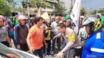 Suasana Demo Buruh di Surabaya Membuat Arus Lalin Macet