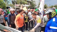 Kasat Lantas Polrestabes Surabaya AKBP Arif Fazlurrahman kembali bersitegang dengan buruh. Polisi minta agar para buruh memberikan akses jalan kepada pengguna jalan yang lain.