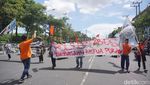 Suasana Demo Buruh di Surabaya Membuat Arus Lalin Macet
