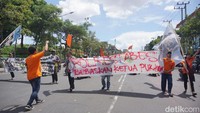 Puluhan buruh yang akan menggelar aksi ke Mapolrestabes Surabaya nekat berhenti di perempatan Tugu Pahlawan. Dampaknya, aksi buruh ini membuat padat hampir 1,5 Km.