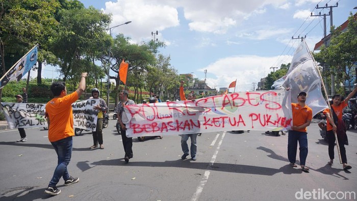 Aksi Demo Buruh di Surabaya membuat arus lalu lintas macet Sejumlah buruh di Surabaya menggelar aksi dan orasi di kawasan Tugu Pahlawan. Akibatnya jalanan menjadi macet, Kamis (4/1/2023).