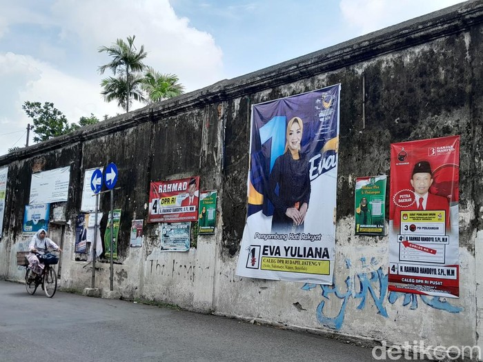 Alat Peraga Kampanye (APK) yang dipasang di kawasan Keraton Solo, Kamis (4/1/2024).