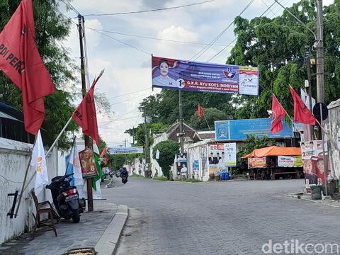 Alat Peraga Kampanye (APK) yang dipasang di kawasan Keraton Solo, Kamis (4/1/2024).