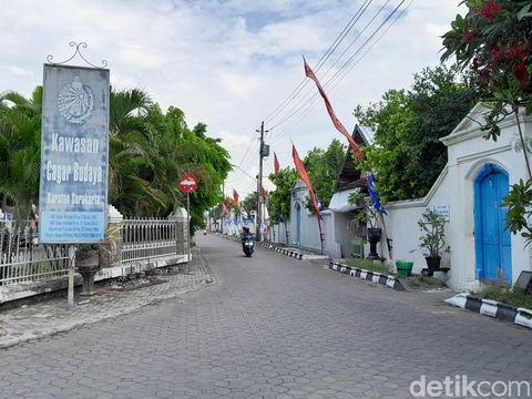 Alat Peraga Kampanye (APK) yang dipasang di kawasan Keraton Solo, Kamis (4/1/2024).
