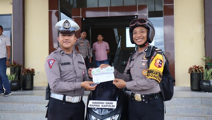 Anggota Satlantas Polres Kubu Raya mendapat motor baru usai aksi heroiknya mengganjal bus gagal nanjak.