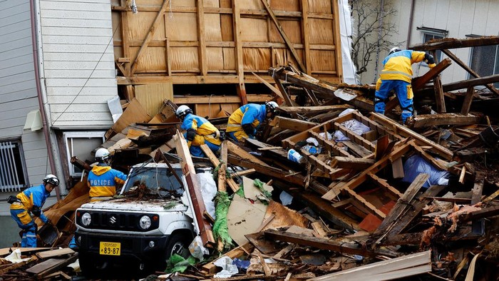 Anjing pelacak dikerahkan untuk mencari korban gempa di Jepang.