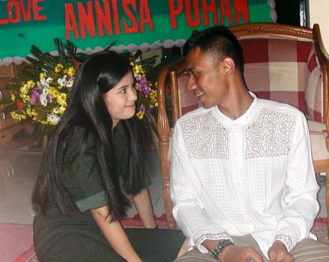 Untuk merayakan kenaikan pangkat Agus, Annisa pun memberikan bunga papan. Dalam foto terlihat keduanya berpose mesra saling bertatapan di depan bunga papan pemberian Annisa. Foto: Instagram/@annisayudhoyono