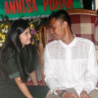 Untuk merayakan kenaikan pangkat Agus, Annisa pun memberikan bunga papan. Dalam foto terlihat keduanya berpose mesra saling bertatapan di depan bunga papan pemberian Annisa. Foto: Instagram/@annisayudhoyono