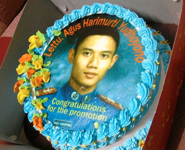 Tak hanya memberikan bunga papan, Annisa juga membawa sebuah kue spesial untuk Agus di hari tersebut. Terlihat kue berwarna biru itu dilengkapi dengan foto Agus dan ucapan selamat atas kenaikan pangkatnya. Foto: Instagram/@annisayudhoyono