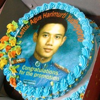 Tak hanya memberikan bunga papan, Annisa juga membawa sebuah kue spesial untuk Agus di hari tersebut. Terlihat kue berwarna biru itu dilengkapi dengan foto Agus dan ucapan selamat atas kenaikan pangkatnya. Foto: Instagram/@annisayudhoyono