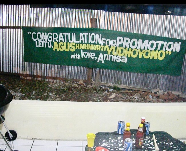 Kala itu Annisa juga membuat spanduk spesial untuk Agus. Di spanduk tersebut tertulis ucapan selamat untuk Agus yang sudah naik pangkat dan diakhiri dengan ‘with love, Annisa’. Foto: Instagram/@annisayudhoyono