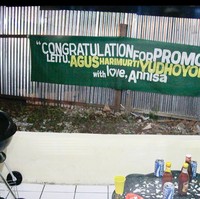 Kala itu Annisa juga membuat spanduk spesial untuk Agus. Di spanduk tersebut tertulis ucapan selamat untuk Agus yang sudah naik pangkat dan diakhiri dengan ‘with love, Annisa’. Foto: Instagram/@annisayudhoyono