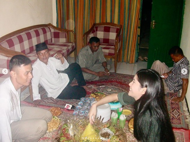 “baru menyelamatkan data dari komputer lama, menemukan foto ini. Foto belum menikah, belum lamaran masih unyu-unyunya. Ini April 2004, ketika mas Agus naik pangkat menjadi Letnan satu, aku kirim bunga papan (sampe masuk ke dalam rumah sih) bawa kue, bikin spanduk, siapin tumpeng, dan BBQ sederhana , undang perwira-perwira senior dan seangkatan ke rumah dinas sederhana sang letnan. Melihat foto ini menghangatkan hati, ketika bahagia itu sederhana, bisa membahagiakan (mantan) pacar. Muka kami masih kinyis-kinyis, pandangan matanya juga beda ya cara saling pandangnya ga tahan bgt lihat slide ke-2, ya Allah kenangan indah….masyaAllah tabarakallah,” tulis Annisa dalam keterangan unggahannya. Foto: Instagram/@annisayudhoyono