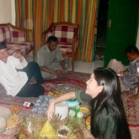 “baru menyelamatkan data dari komputer lama, menemukan foto ini. Foto belum menikah, belum lamaran masih unyu-unyunya. Ini April 2004, ketika mas Agus naik pangkat menjadi Letnan satu, aku kirim bunga papan (sampe masuk ke dalam rumah sih) bawa kue, bikin spanduk, siapin tumpeng, dan BBQ sederhana , undang perwira-perwira senior dan seangkatan ke rumah dinas sederhana sang letnan. Melihat foto ini menghangatkan hati, ketika bahagia itu sederhana, bisa membahagiakan (mantan) pacar. Muka kami masih kinyis-kinyis, pandangan matanya juga beda ya cara saling pandangnya ga tahan bgt lihat slide ke-2, ya Allah kenangan indah….masyaAllah tabarakallah,” tulis Annisa dalam keterangan unggahannya. Foto: Instagram/@annisayudhoyono