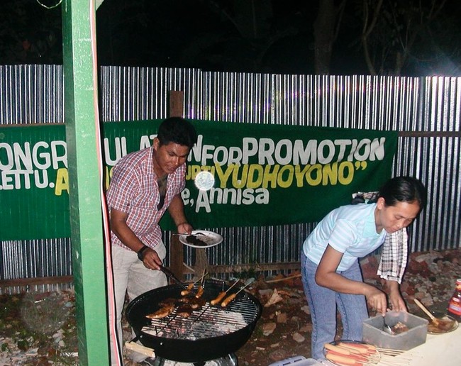 Terlihat para tamu yang hadir dan ikut memeriahkan acara kenaikan pangkat Agus tengah asik BBQ-an bersama. Di belakangnya spanduk hijau dari Annisa pun tampak eksis. Foto: Instagram/@annisayudhoyono