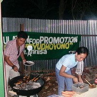 Terlihat para tamu yang hadir dan ikut memeriahkan acara kenaikan pangkat Agus tengah asik BBQ-an bersama. Di belakangnya spanduk hijau dari Annisa pun tampak eksis. Foto: Instagram/@annisayudhoyono
