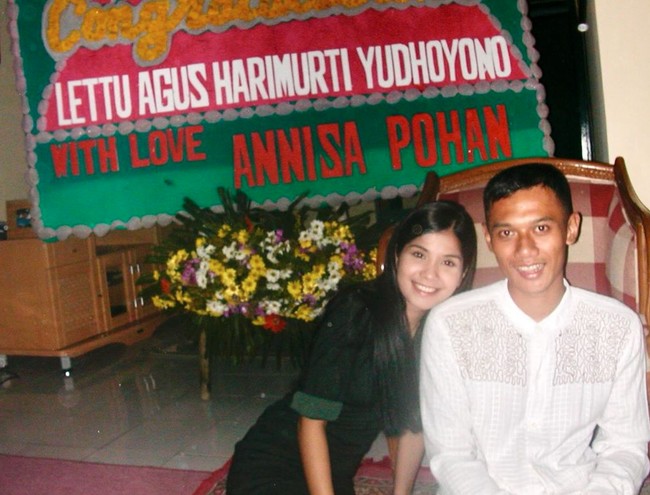 Melalui akun Instagram pribadi Annisa membagikan foto jadul momen bucin dirinya ke Agus Yudhoyono saat masih pacaran. Dalam keterangan foto Annisa menjelaskan bahwa foto-foto tersebut diambil di momen Agus naik pangkat menjadi Letnan satu. Foto: Instagram/@annisayudhoyono