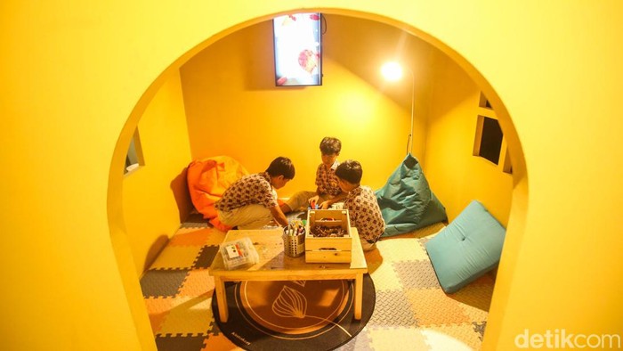 Sejumlah anak bermain di Ruang Aktivitas Anak dan Keluarga (RAK), Galeri Nasional, Jakarta, Kamis (4/1/2024).