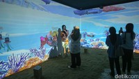 Di sisi ruang lain ada pula instalasi video mapping dengan prinsip Reuse, Reduce dan Recycle. Uniknya video mapping ini menggambarkan kehidupan bawah laut.