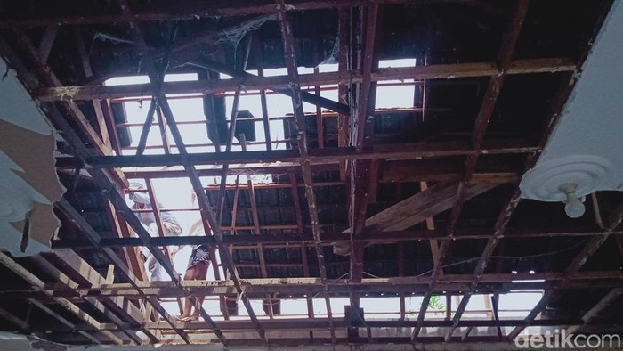 Atap Kantor Desa Jogosetran, Kecamatan Kalikotes, Klaten ambrol, Kamis (4/1/2024).