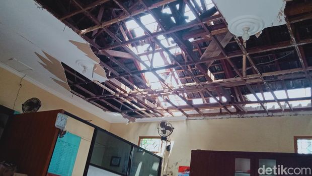 Atap Kantor Desa Jogosetran, Kecamatan Kalikotes, Klaten ambrol, Kamis (4/1/2024).