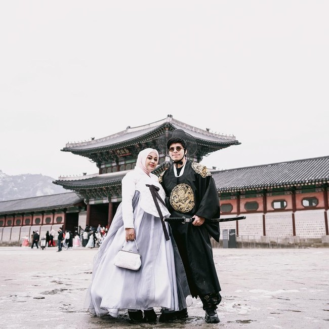 Merasa terganggu karena gosip tersebut, Atta akhirnya memilih untuk melaporkan ke Polres Jaksel. Ia datang pada pukul 19.50 WIB. Foto: dok. Instagram Aurel Hermansyah