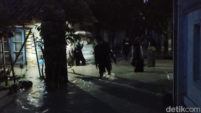 Banjir merendam pemukiman warga di Cianjur