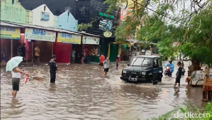 Banjir terjadi di sejumlah titik di Bekasi, Jawa Barat (Jabar). Banjir terjadi setelah terjadi hujan deras. (dok Pribadi/IG @muhamad_fadilah95)