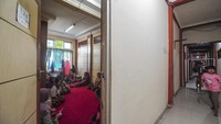 Warga korban banjir beristirahat di posko pengungsian tersebut. Sejauh ini, banjir telah merendam ribuan rumah warga baik di Kota Sungai Penuh, Kabupaten Kerinci dan Kabupaten Tebo.