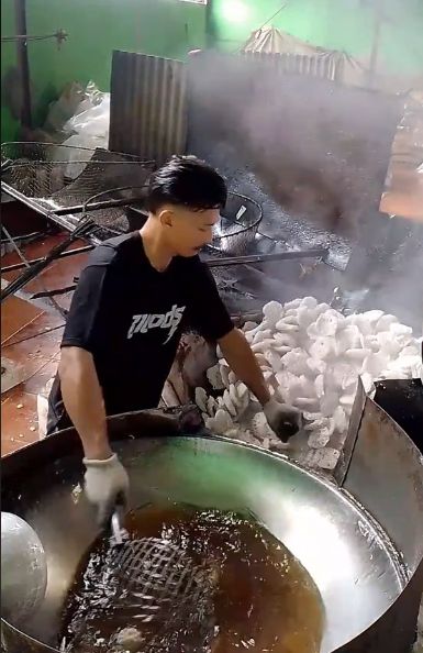 Aksi menggoreng kerupuk dalam video tersebut, penjual kerupuk ini dipuji ganteng