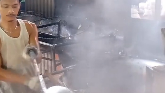 Beraksi Goreng Kerupuk di Video,  Penjual Kerupuk Ini Dipuji Tampan
