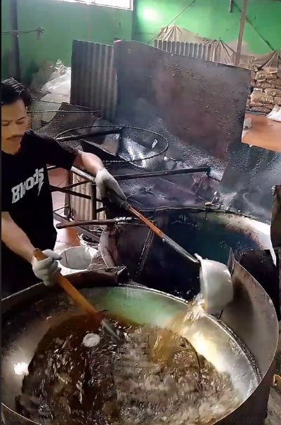 Aksi menggoreng kerupuk dalam video tersebut, penjual kerupuk ini dipuji ganteng