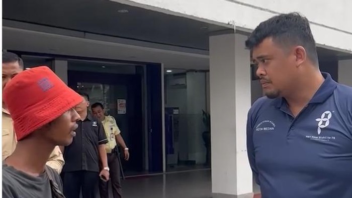 Bobby memarahi jukir liar yang mengatur mobil parkir di trotoar. (Foto: Instagram @bobbynst)